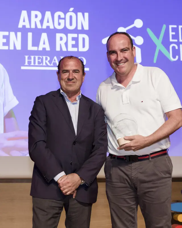 Eliseo Lafuente, director general de HERALDO, entregó el galardón a Ricardo Martínez, director general de EIGO.