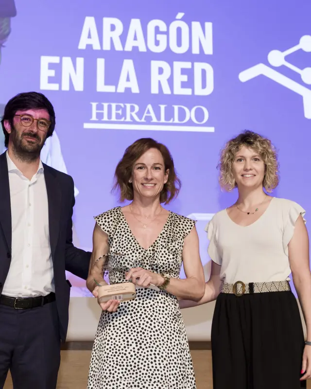 David Blázquez, de Amazón Web Services, hizo entrega del premio a Miriam López e Isabel Jiménez, de Alliance Healthcare.