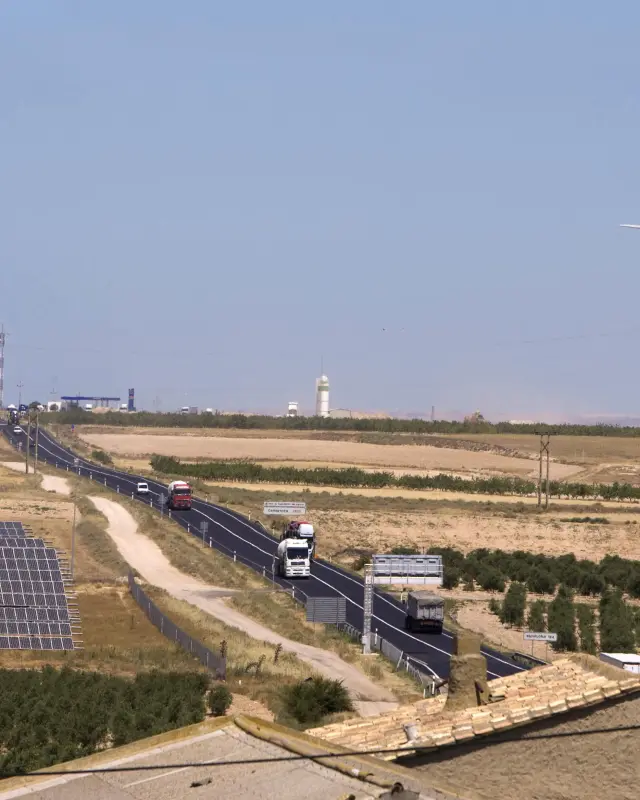 Placas solares y aerogeneradores, en el paisaje aragonés.