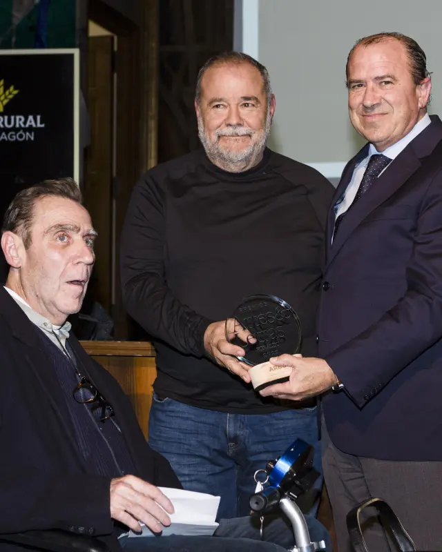 Dos de los socios de Teatro Arbolé, Esteban Villarocha e Iñaqui Juárez, recibieron el premio de Eliseo Lafuente, director general de HERALDO.