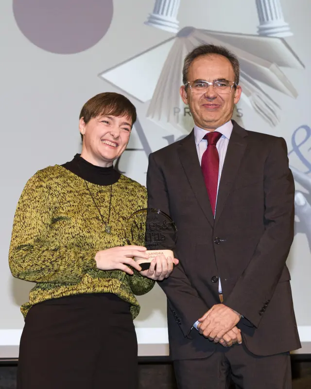 Sandra Araguás recogió el Premio de Literatura Infantil y Juvenil de la mano de Cristóbal Martín, del grupo Edelvives.