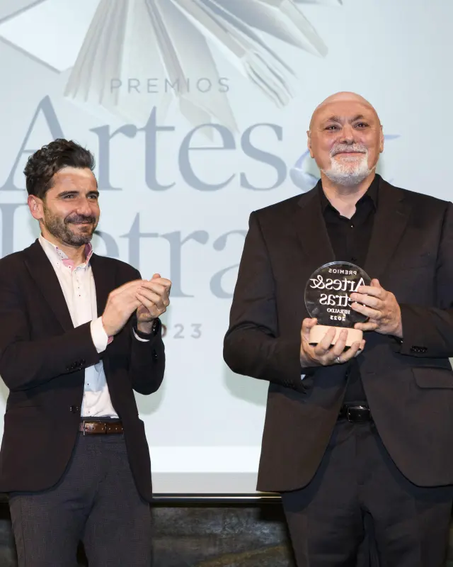 Gabriel Sopeña fue galardonado con el Premio de la Música, que entregó Roberto Isasi, director de Marca de HENNEO.