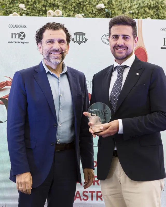 Enrique Torguet, de Ambar, entrega el Premio Con Mucho Gusto a Víctor Yago, copropietario y director de Viticultura de Bodegas Tempore.