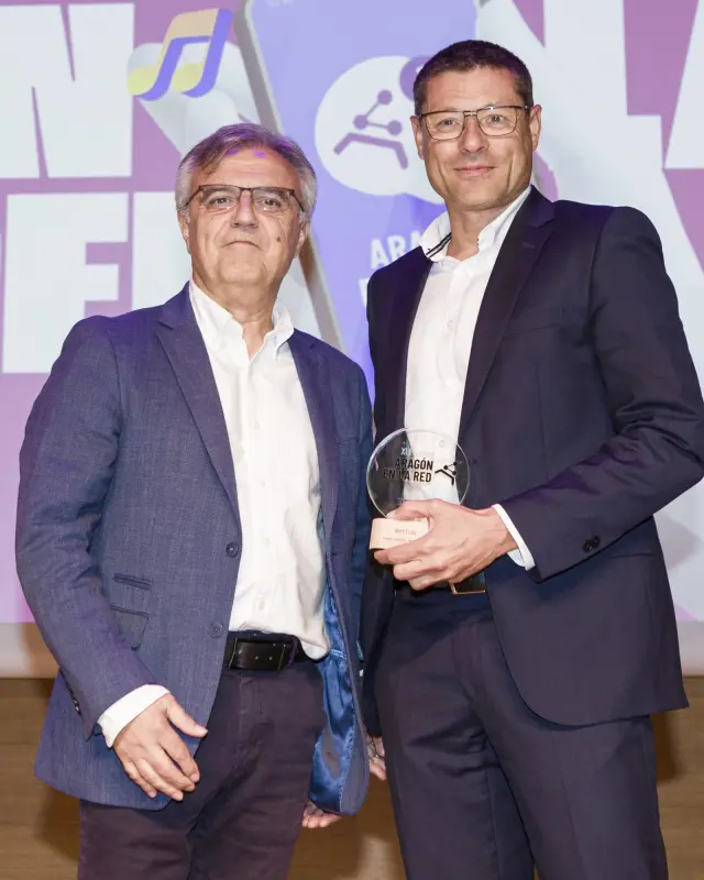 José María Ostariz, director de planta de Wittur España, recoge el premio de manos de José María Marín, presidente de Ceste.