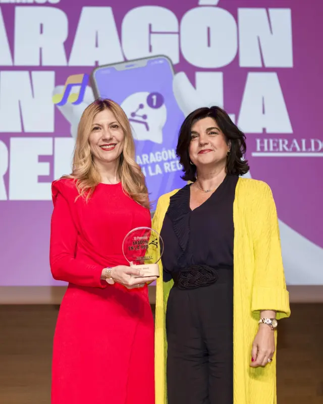 Paloma de Yarza, presidenta de HERALDO, entrega el premio a Mar Vaquero, vicepresidenta del Gobierno de Aragón.