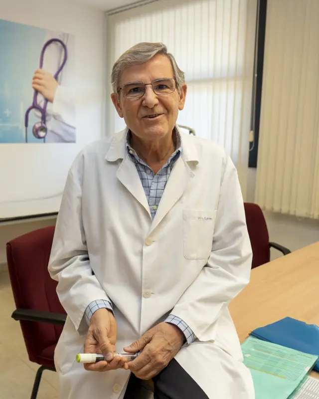 El medico endocrino Luis Cipres en su consulta. Foto Antonio Garcia/Bykofoto. 13/07722[[[FOTOGRAFOS]]]