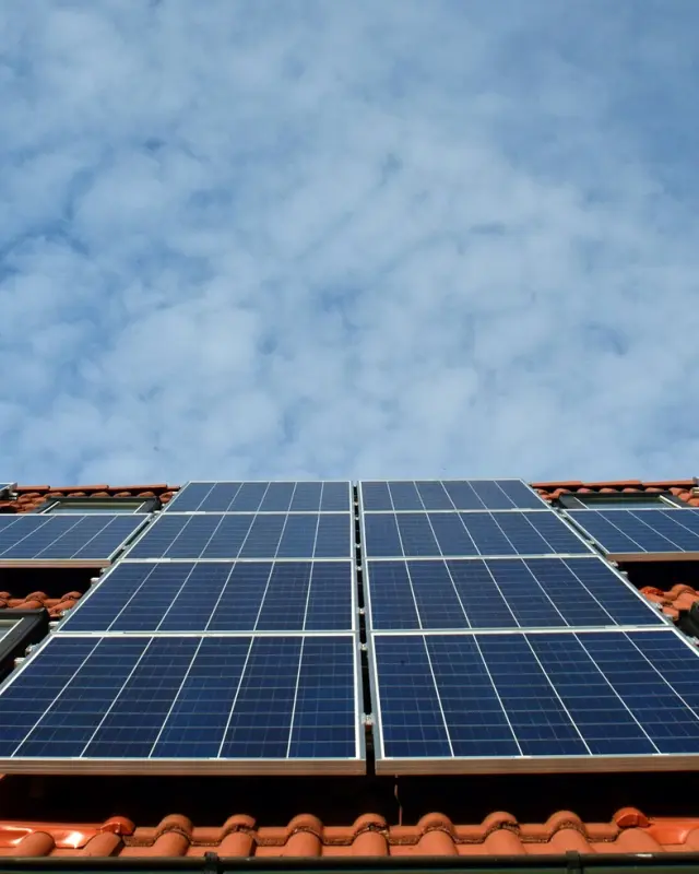 El autoconsumo fotovoltaico espredominante, aunque también existen sistemas eólicos.