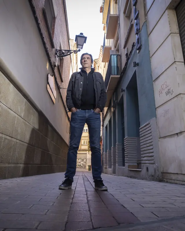 Nacho Royo posa en una de las calles de su Zaragoza natal