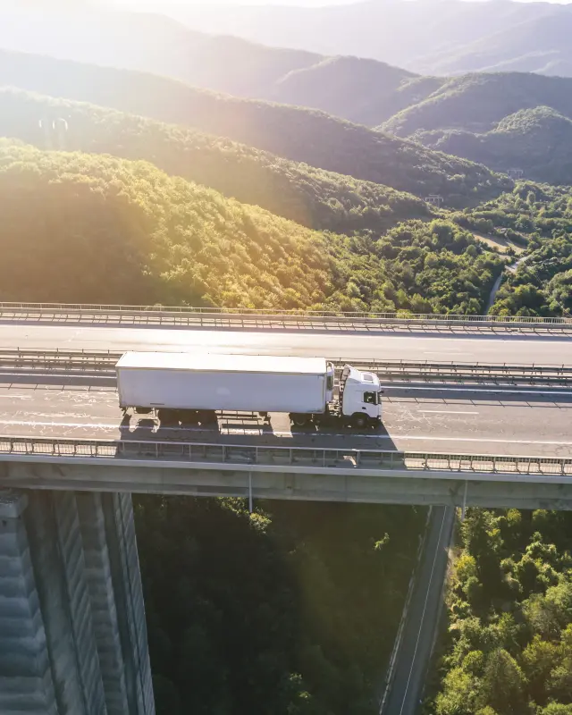 Las ventajas y beneficios de la logística verde suponen una mejora tanto del impacto de la empresa como de su imagen y eficiencia.