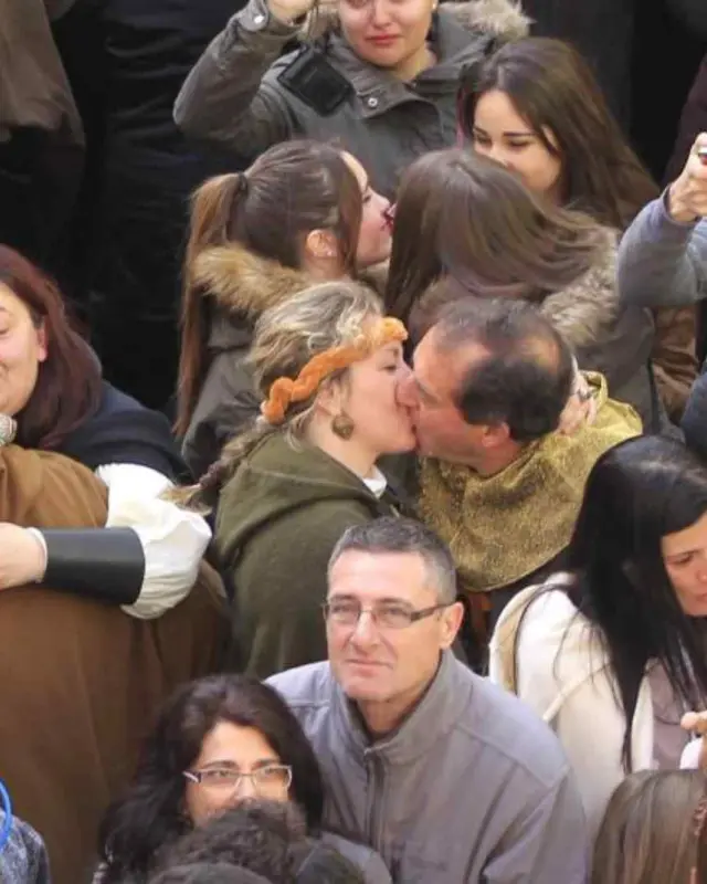 Imagen del beso multitudinario que tiene lugar durante la fiesta medieval Las Bodas de Isabel