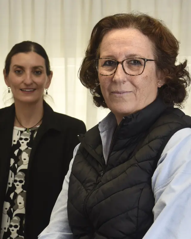 Sara Giménez y Montserrat Vicens, en el despacho de abogados que llegaron a compartir unos años en Huesca.