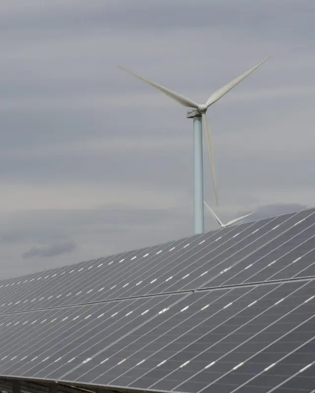 En Aragón es habitual combinar la energía eólica y la fotovoltaica.