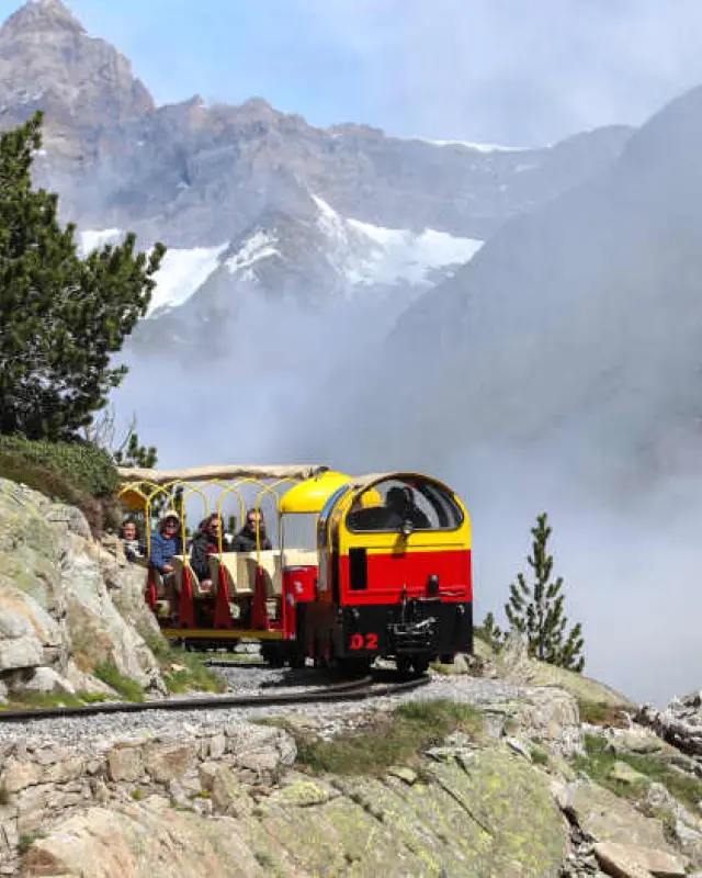 El Petit Train d’Artouste transporta a más de 110.000 pasajeros en busca de la naturaleza a casi 2.000 metros de altitud.