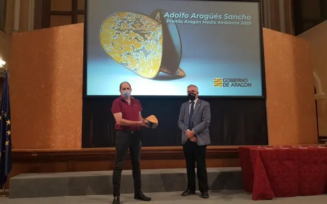 Adolfo Aragüés hijo recoge el Premio Medio Ambiente Aragón 2020