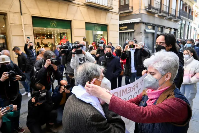 Los propietarios de la administración número 4 de Granada, en la calle Príncipe, celebran haber repartido el Gordo.