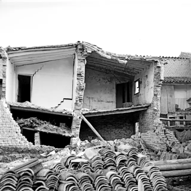 Una de las casas en ruinas de Pradilla tras la riada de 1961.