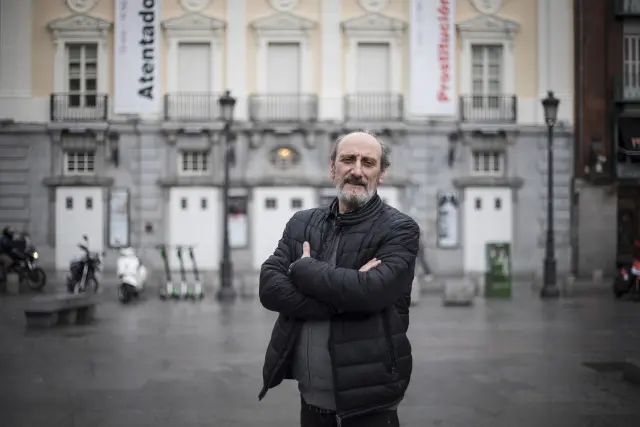 José Luis Gil posa ante al Teatro Español de Madrid, en la plaza de Santa Ana.