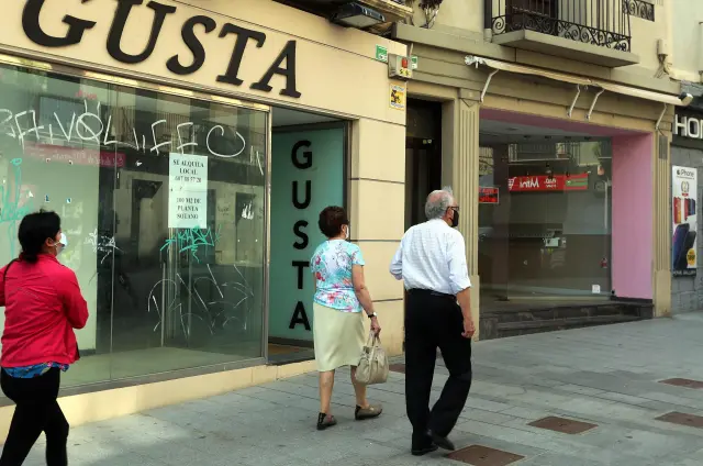 Dos locales comerciales vacíos en alquiler en el Coso Bajo de Huesca.