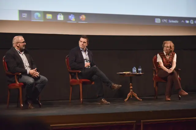Ignacio López Goñi, Alberto J. Schumacher y Margarita del Val, en el ciclo de conferencias de la UIMP en el Teatro Olimpia de Huesca.