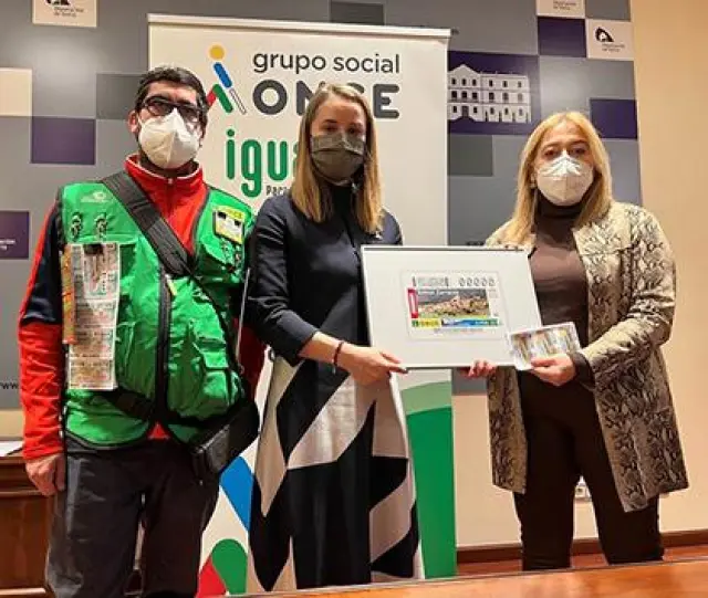Leire Cayero Garay, directora de la ONCE en Soria, y Mª José Jiménez Las Heras, vicepresidenta de la Diputación Provincial de Soria, han presentado este cupón.