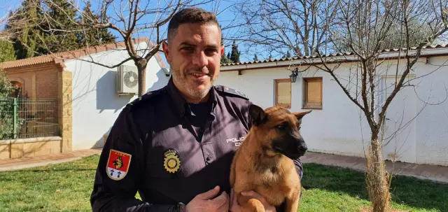 Borja, con Elvis, el futuro perro policía de la Unidad Canina de Aragón