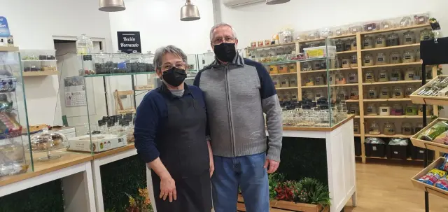 Roberto Bernasconi y Caterina Agostinelli, en su tienda.