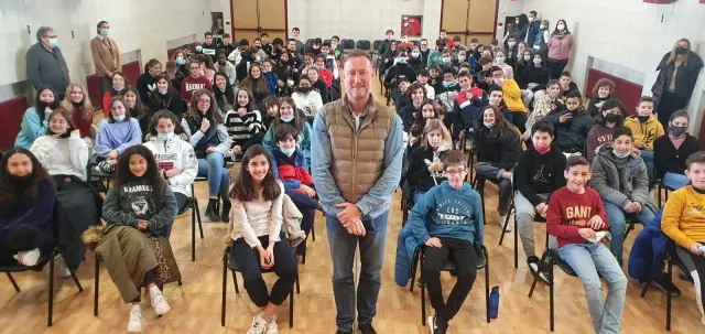 Pedro García Aguado, con alumnos del colegio Bajo Aragón Marianistas de Marianistas, este lunes.