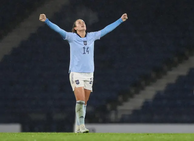 Soccer Football - FIFA Women's World Cup - UEFA Qualifiers - Group B - Scotland v Spain - Hampden Park, Glasgow, Scotland, Britain - April 12, 2022 Spain's Alexia Putellas celebrates qualifying for the World Cup after the match REUTERS/Russell Cheyne SOCCER-WORLDCUP-SCO-ESP/REPORT