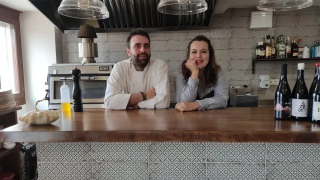 María Dávila y Alberto Montañés, tras la barra de su restaurante, Existe, en Mosqueruela.