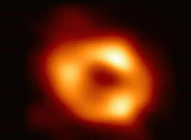 Primera imagen de Sagitario A*, el agujero negro en el centro de la Vía Láctea.