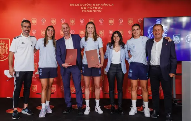 El presidente Luis Rubiales firma junto a las capitanas de la Selección española femenina el acuerdo de primas y derechos de imagen para los próximos años