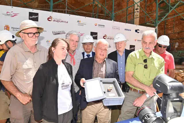 Los codirectores de Atapuerca, este viernes con el consejero de Cultura de Castilla y León, que muestra el fósil.