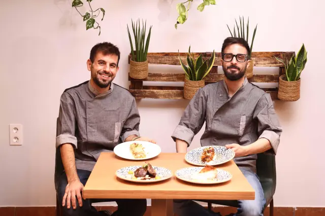 Pedro Latorre (izquierda) y Jorge Martínez, dueños y cocineros de la Taberna Amor y Grasa de Zaragoza.
