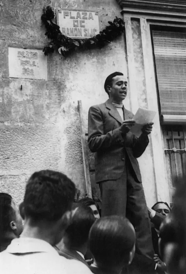 Miguel Hernández recita en la plaza de su gran amigo y maestro Ramón Sijé.