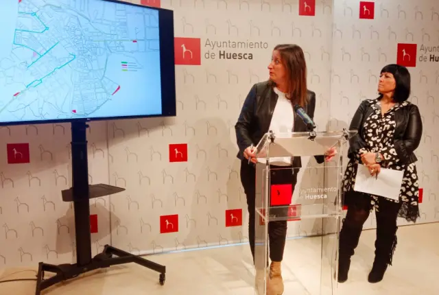 María Rodrigo y Ana Loriente, en la presentación de los detalles del plan del carril bici de Huesca.