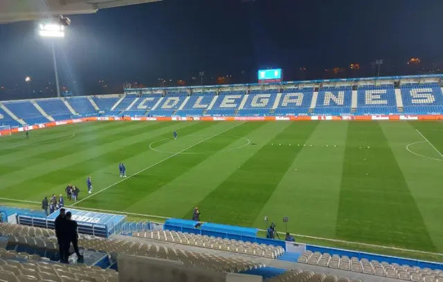 El estadio de Butarque de Leganés (Madrid), con los jugadores del Real Zaragoza hora y media antes del inicio del último partido de 2022.