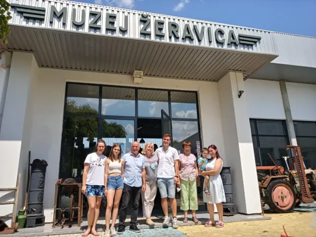 Zaga Zeravica, la segunda por la derecha, junto a parte de su familia a las puertas del Museo Zeravica.