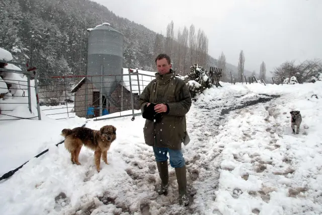 El guarda forestal, con un perro que le acompañaba en Fago, en 2007.