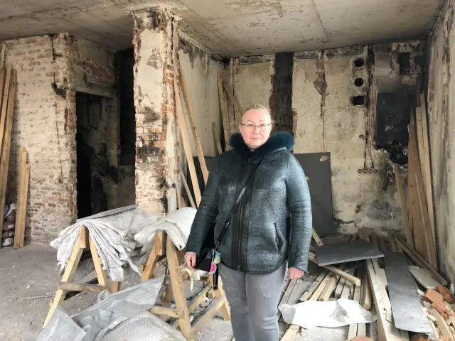 Anna Ignatieva en su casa destruida en las afuera de Bucha