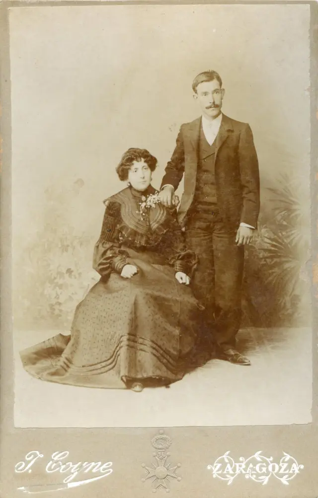 Retrato de boda tomado hacia 1905. Cónyuges sin identificar.