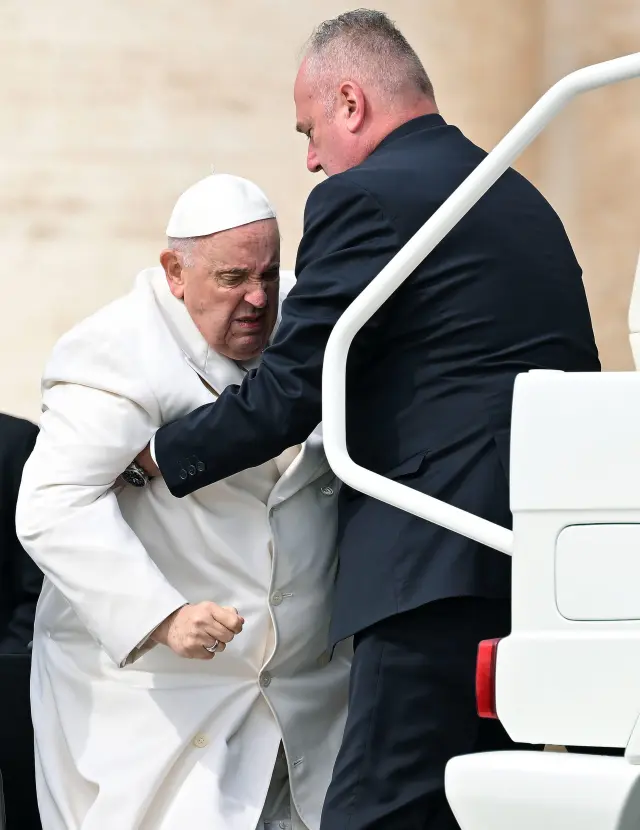 El Papa tuvo que ser ayudado durante su última audiencia, el pasado miércoles.