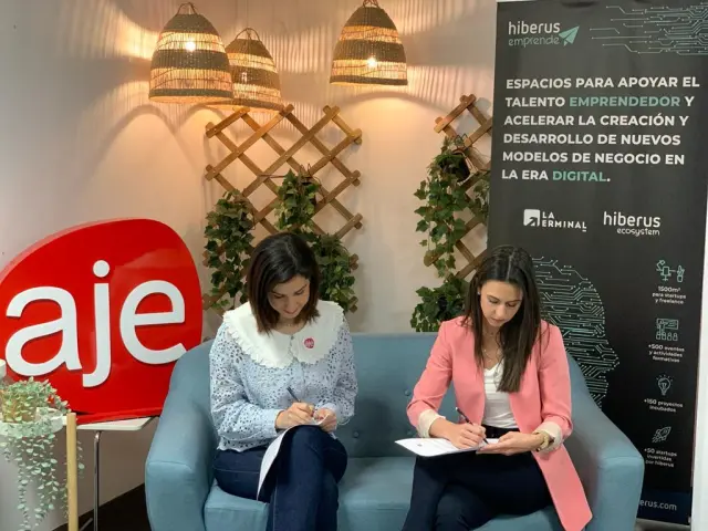 Silvia Plaza, Presidenta de AJE Zaragoza, y Sandra Parrilla, Directora de la Fundación Hiberus, firman el convenio.