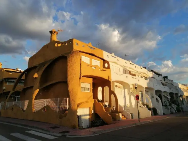 Las casas inspiradas en Gaudí a la entrada de La Puebla de Alfindén.