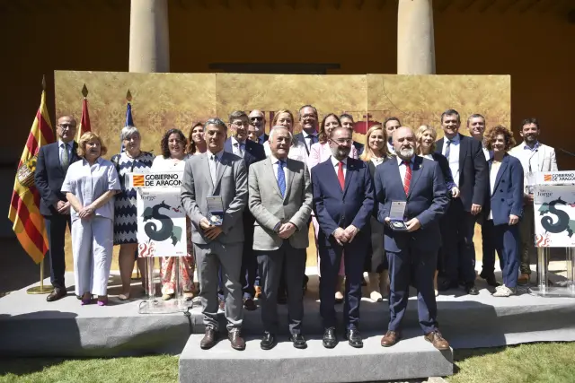 Lambán, junto a los dos premiados y a representantes institucionales en el Museo de Huesca.