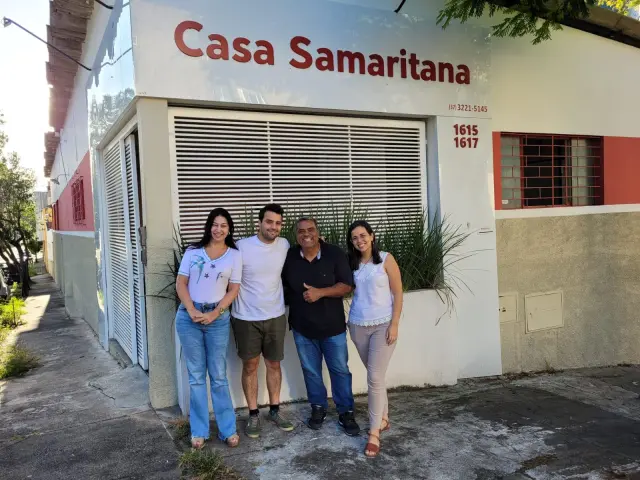 Pablo Menéndez junto a tres compañeros, en las oficinas donde trabaja en la ciudad brasileña de Divinópolis.