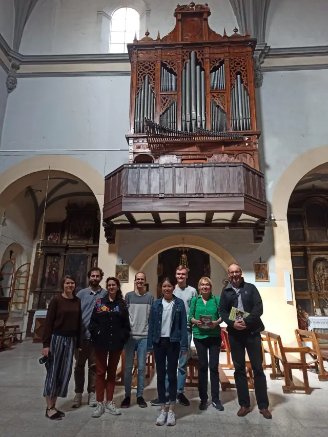El profesor Tobias Lindner, sus alumnos y la organera Christine Vetter, en la iglesia de Villanueva.