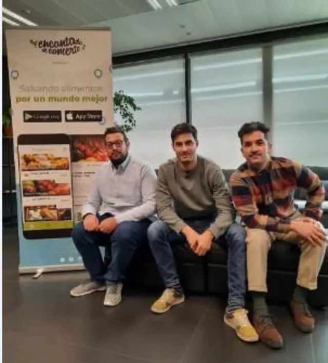 Quique de Miguel (derecha) junto a los otros cofundadores de la app aragonesa 'Encantado de comerte'.
