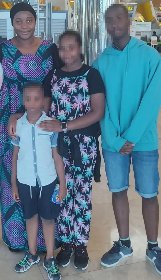 Fatima con sus tres hijos en el viaje que hicieron el verano pasado desde Madrid a Bamako.