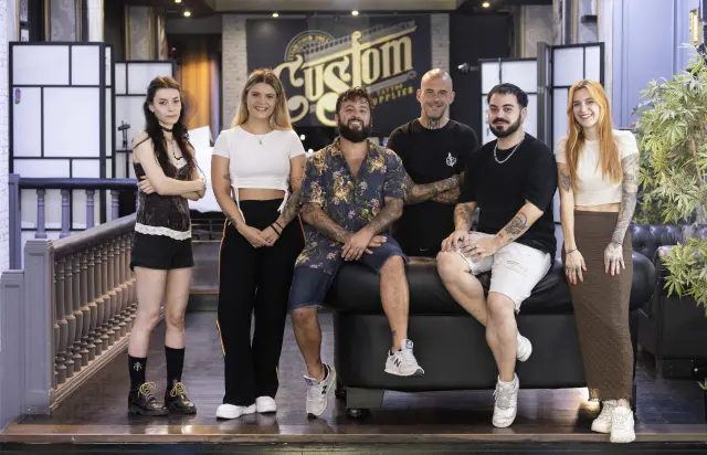 De izquierda a derecha, Innards, Lola Penas, Julián Arias, Chechu, Rafa Guzmán y Vita, del estudio TattooJulian en Zaragoza.