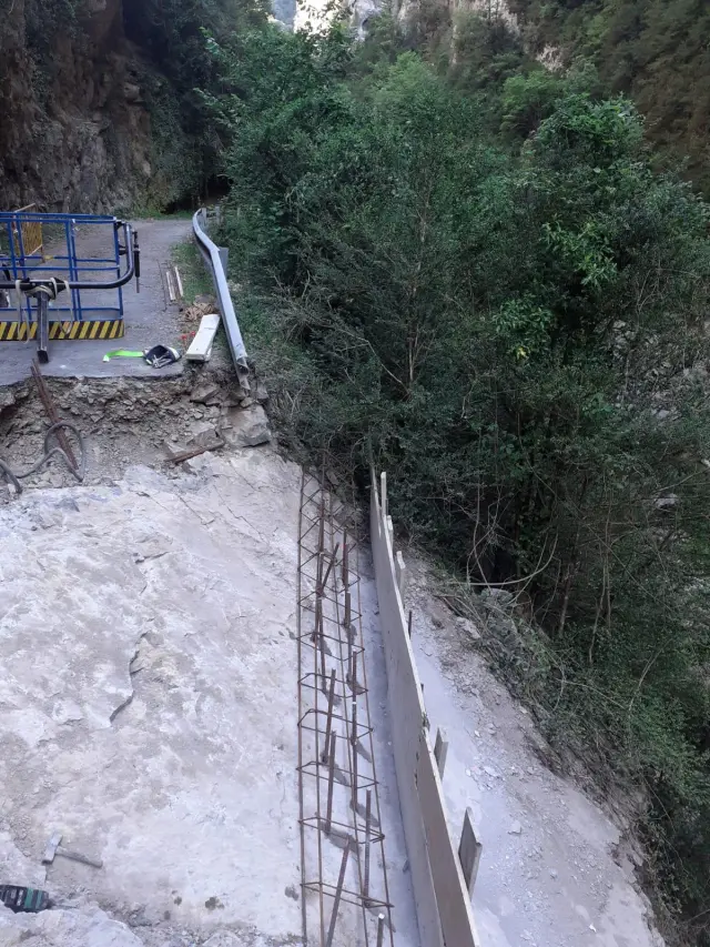 El lunes comenzaron las obras en la carretera del cañón de Añisclo.